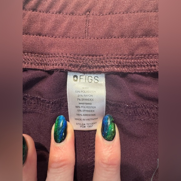 Figs women’s Deep Purple Scrub Set- XS/T Kade Cargo Pant & XXS Casma 3pocket top - Picture 4 of 13